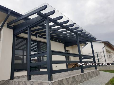 Terasa din lemn acoperita cu policarbonat compact transparent